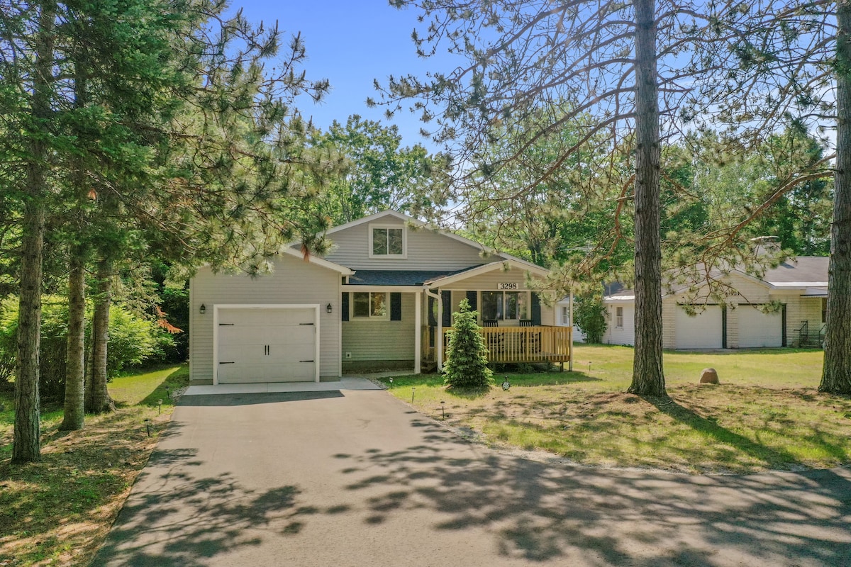 Higgins Lake vacation rental — Higgins Hideout photo 3